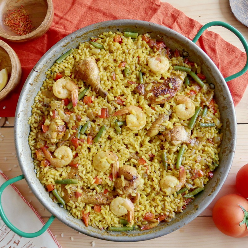 Španělská paella: šafránová rýže s kuřecím masem a krevetami